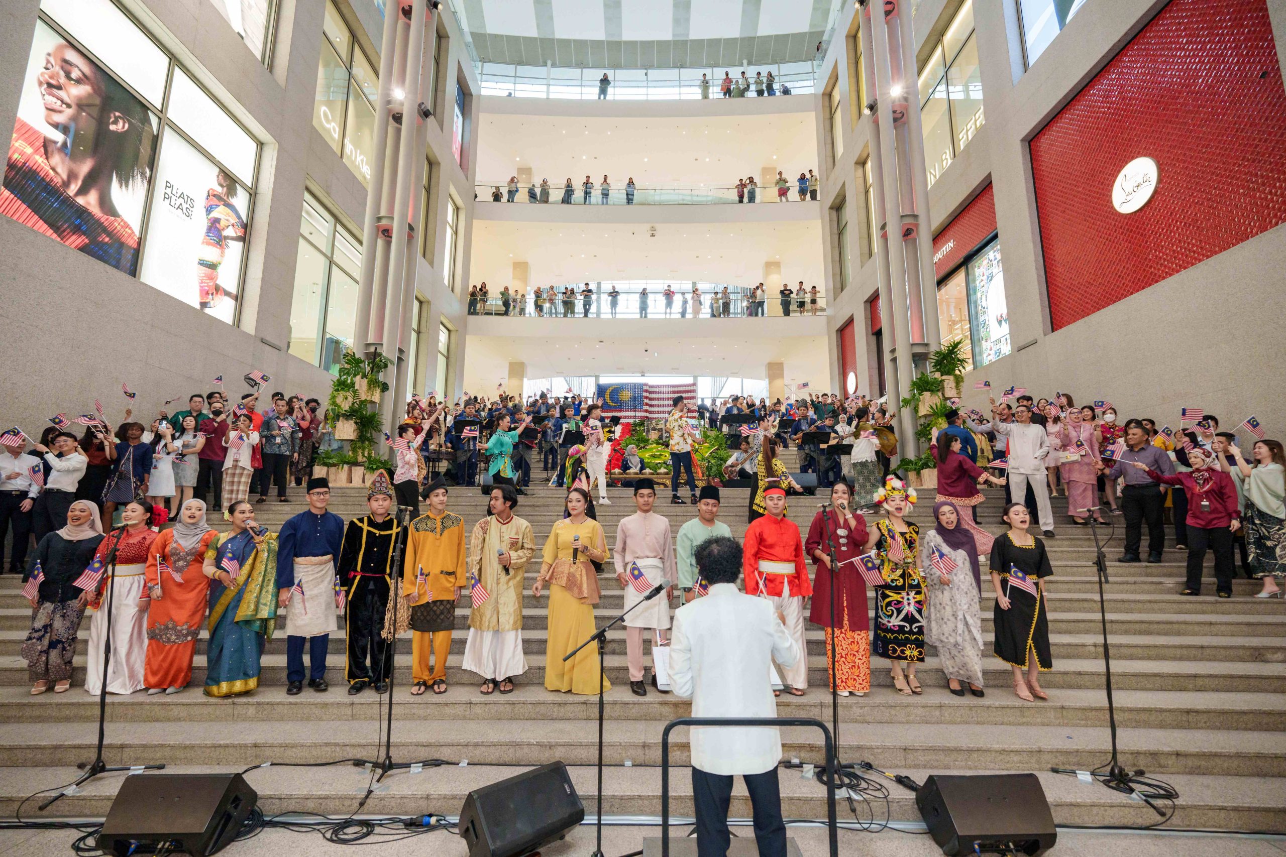 Performance by Istana Budaya’s 24-piece Traditional Orchestra Malaysia, alongside choirs and Pavilion REIT employees