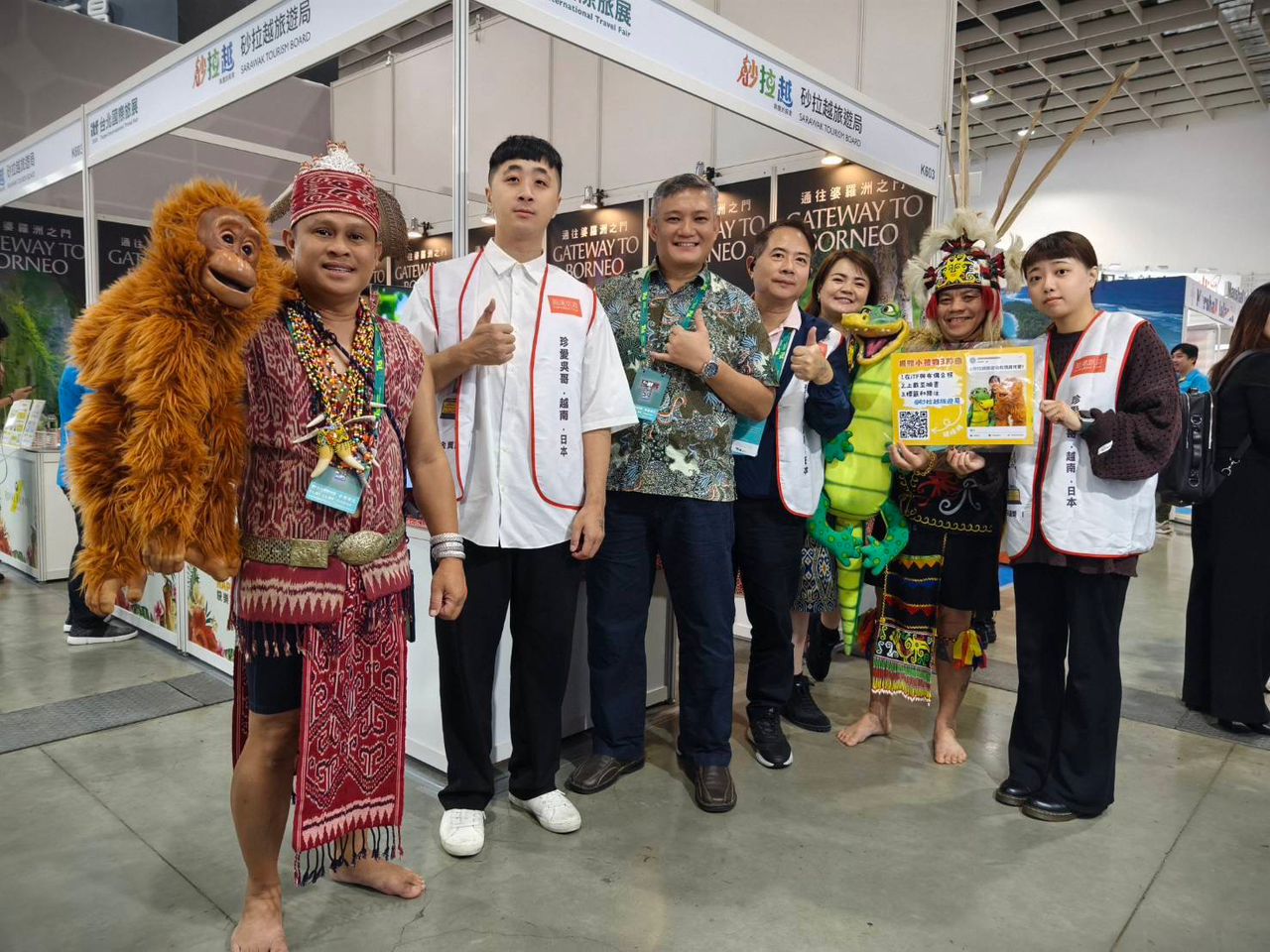 L-R: Mr Dylan Redas Noel, Marketing Director of North Asia

and New Markets, with STB representatives and ITF exhibitors.