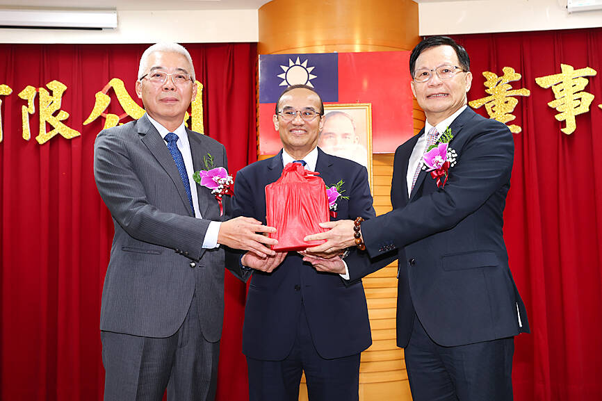 Newly appointed CPC Corp, Taiwan chairman Fang Jeng-zen, left, and president Michael Chang, right, hold the seal of office with Vice Minister of Economic Affairs Lien Ching-chang at an inauguration ceremony in Taipei yesterday.