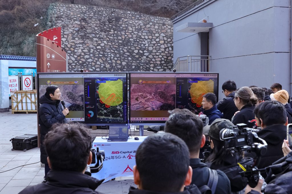 Media visiting Yanqing's Great Wall low-altitude tourism showcase