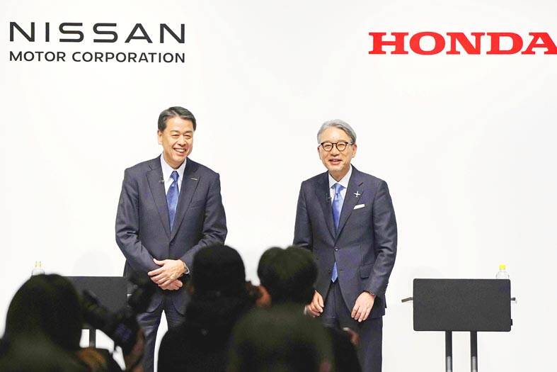 Nissan chief executive officer Makoto Uchida, left, and Honda president Toshihiro Mibe attend a news conference in Tokyo on March 15.