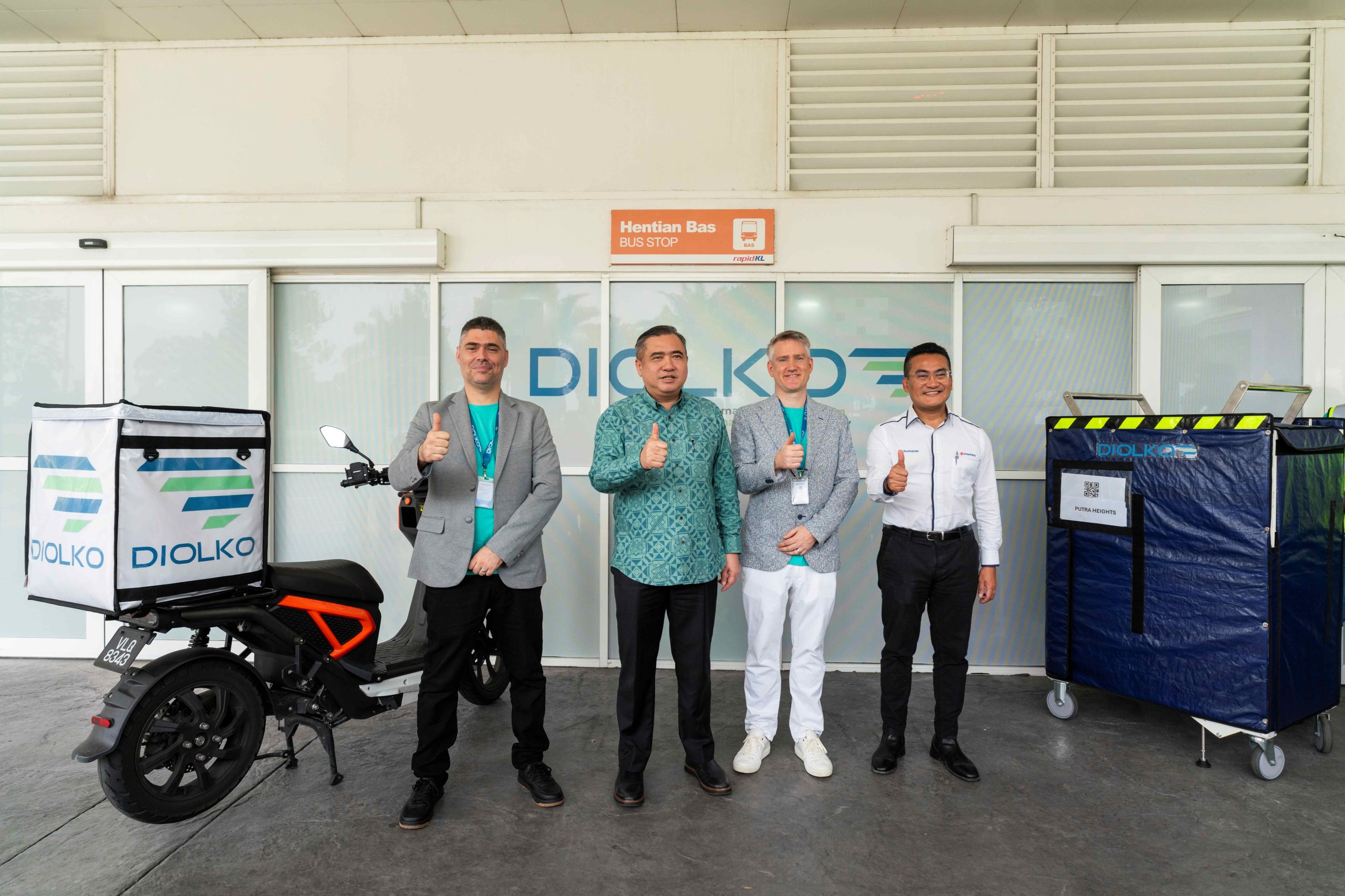 L-R: Yoann Gueguen, CEO of Diolko; YB Tuan Anthony Loke, Minister of Transport; Onno Pfeiffer, COO of Diolko; Mohd Azharuddin Mat Sah, President & CEO of Prasarana.