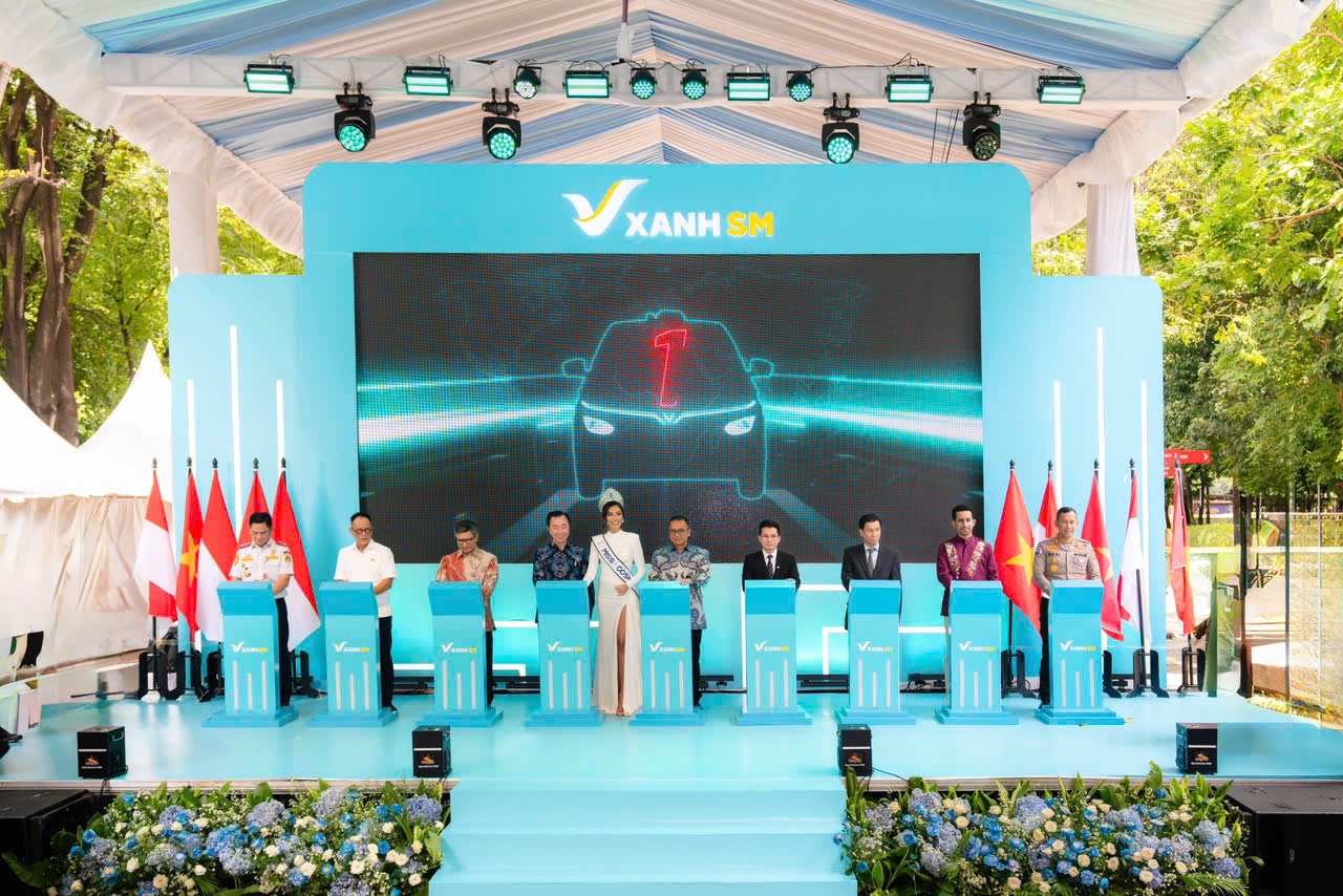 The Global CEO of GSM (fourth from the right), the CEO VinFast Asia (fourth from the left), along with representatives from the government, the embassy, and other guests, participated in the launch ceremony of the Xanh SM electric taxi service in Indonesia.