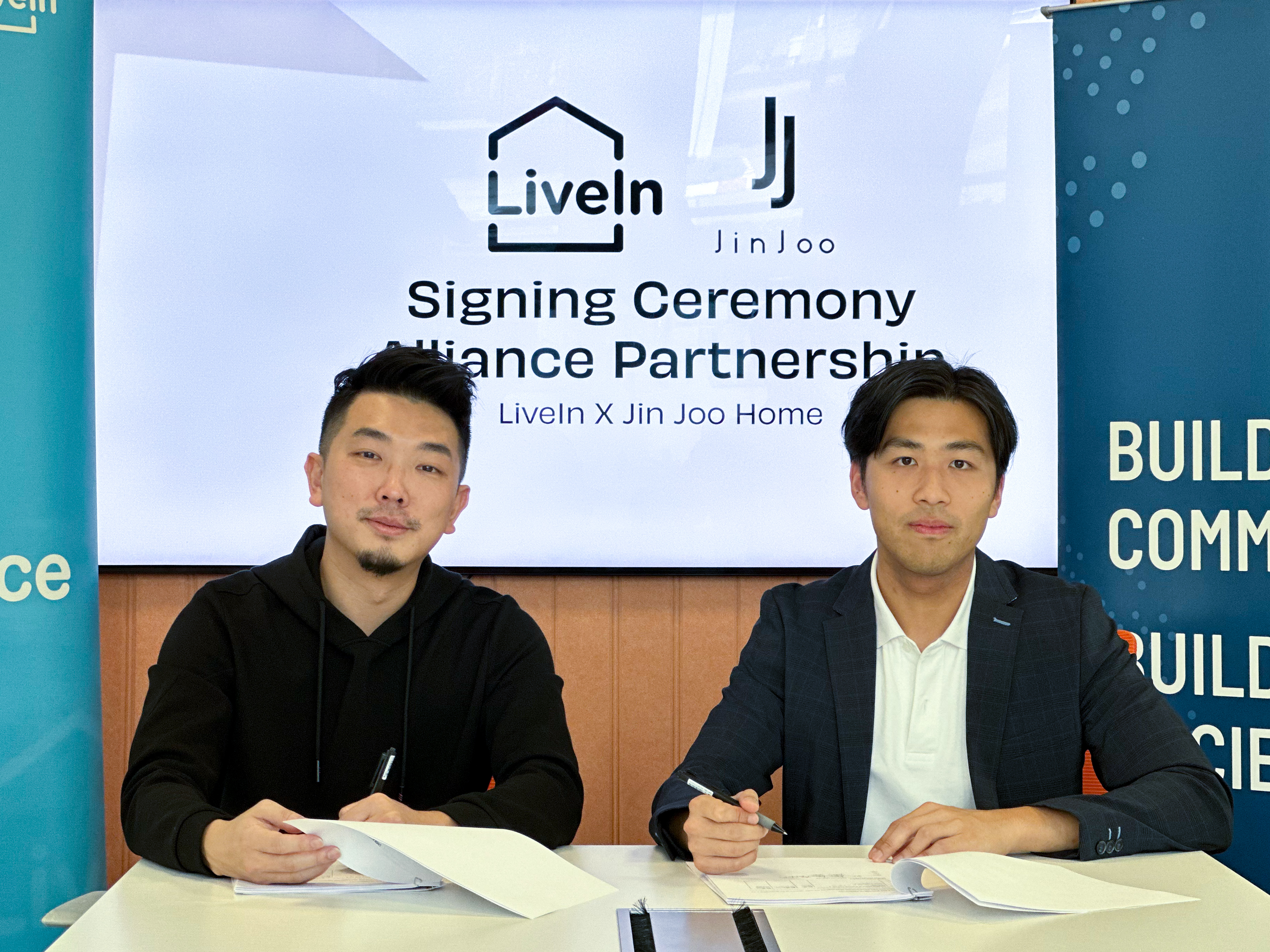 Keek Wen Khai, CEO & Co-founder of LiveIn (left), and Jason Wong, CEO & Founder of JinJoo Home (right), at the alliance signing ceremony.