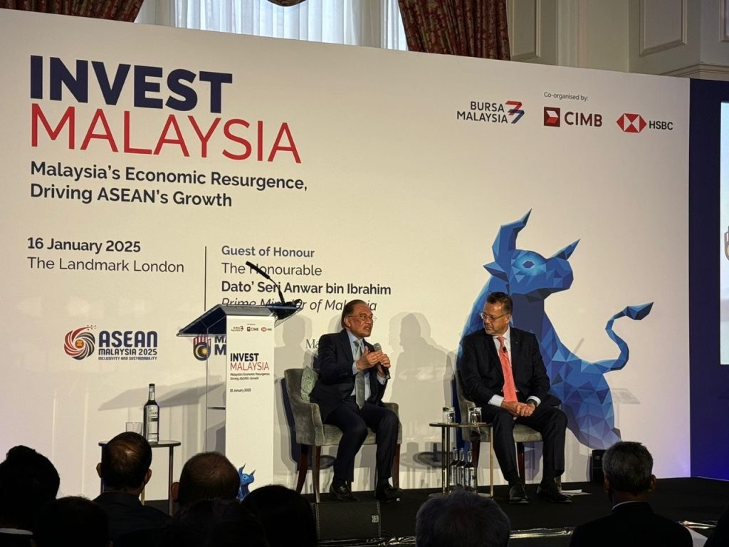 Datuk Muhamad Umar Swift, CEO, Bursa Malaysia (right) facilitating the question and answer session with YAB Dato’ Seri Anwar bin Ibrahim, Prime Minister of Malaysia (left)