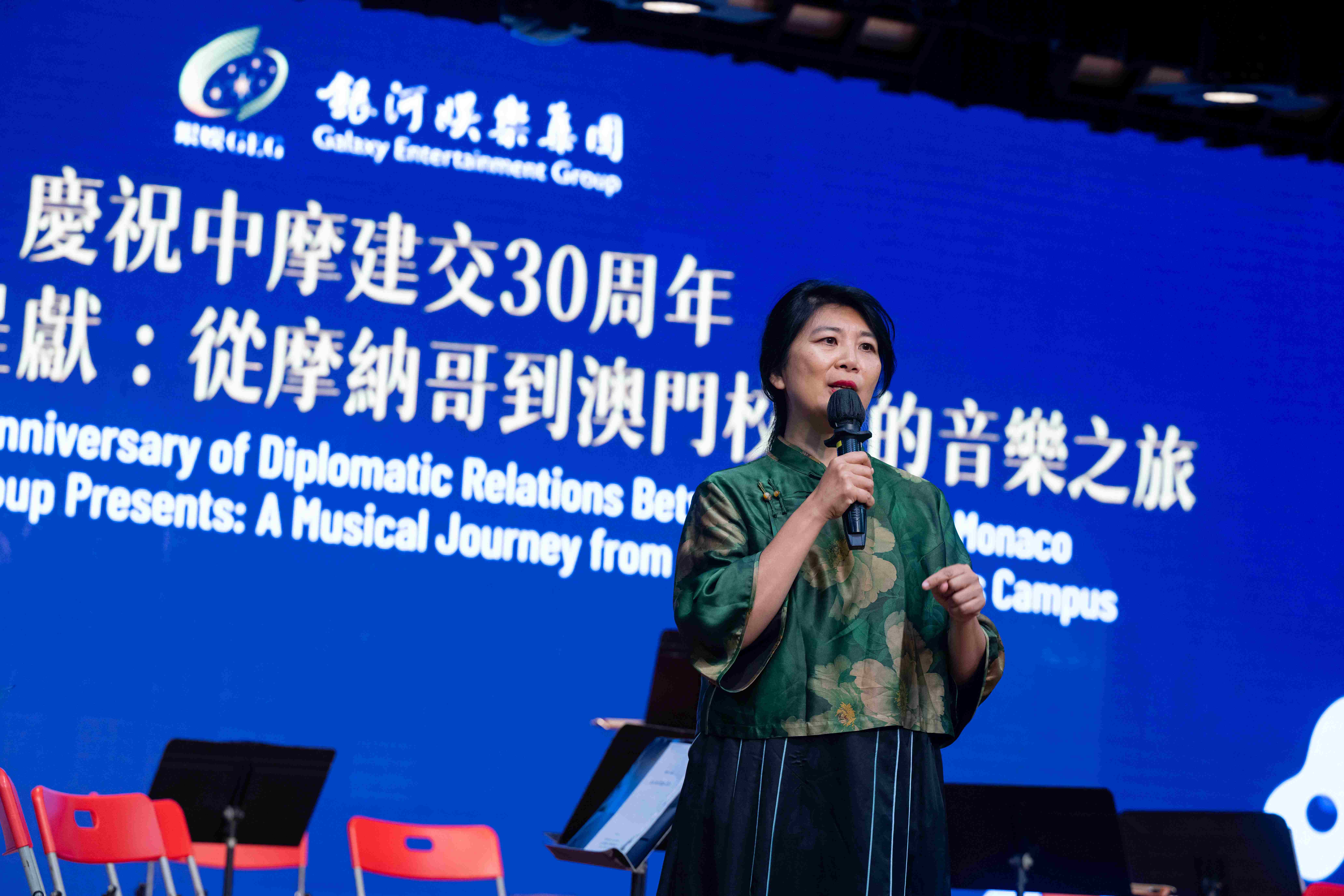 Zhang Zhang shared insights into her performance experiences and musical career to Pui Ching Middle School Macau teachers and students.