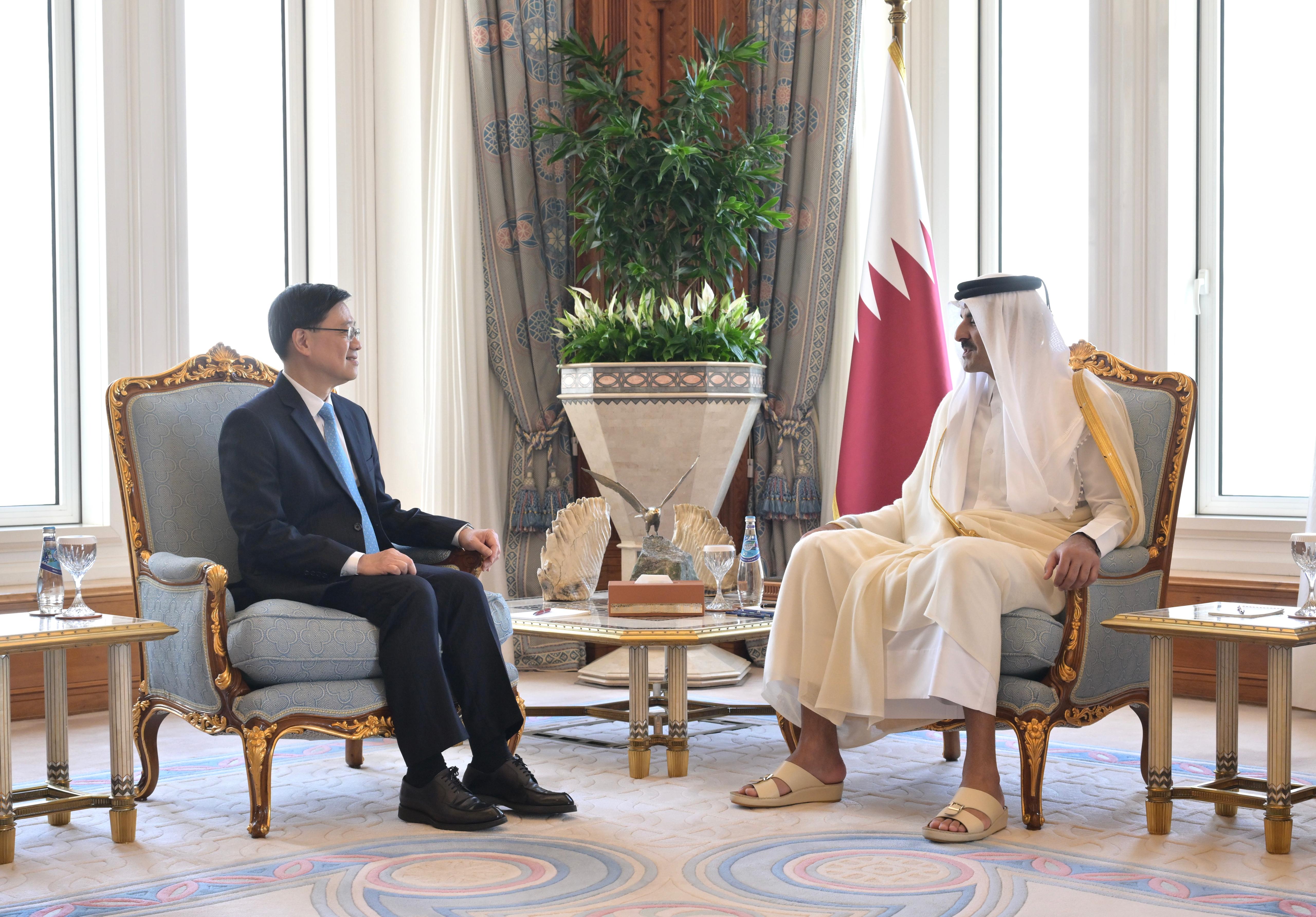 Mr Lee meets the Amir of the State of Qatar, High Highness Sheikh Tamim bin Hamad Al Thani (right).