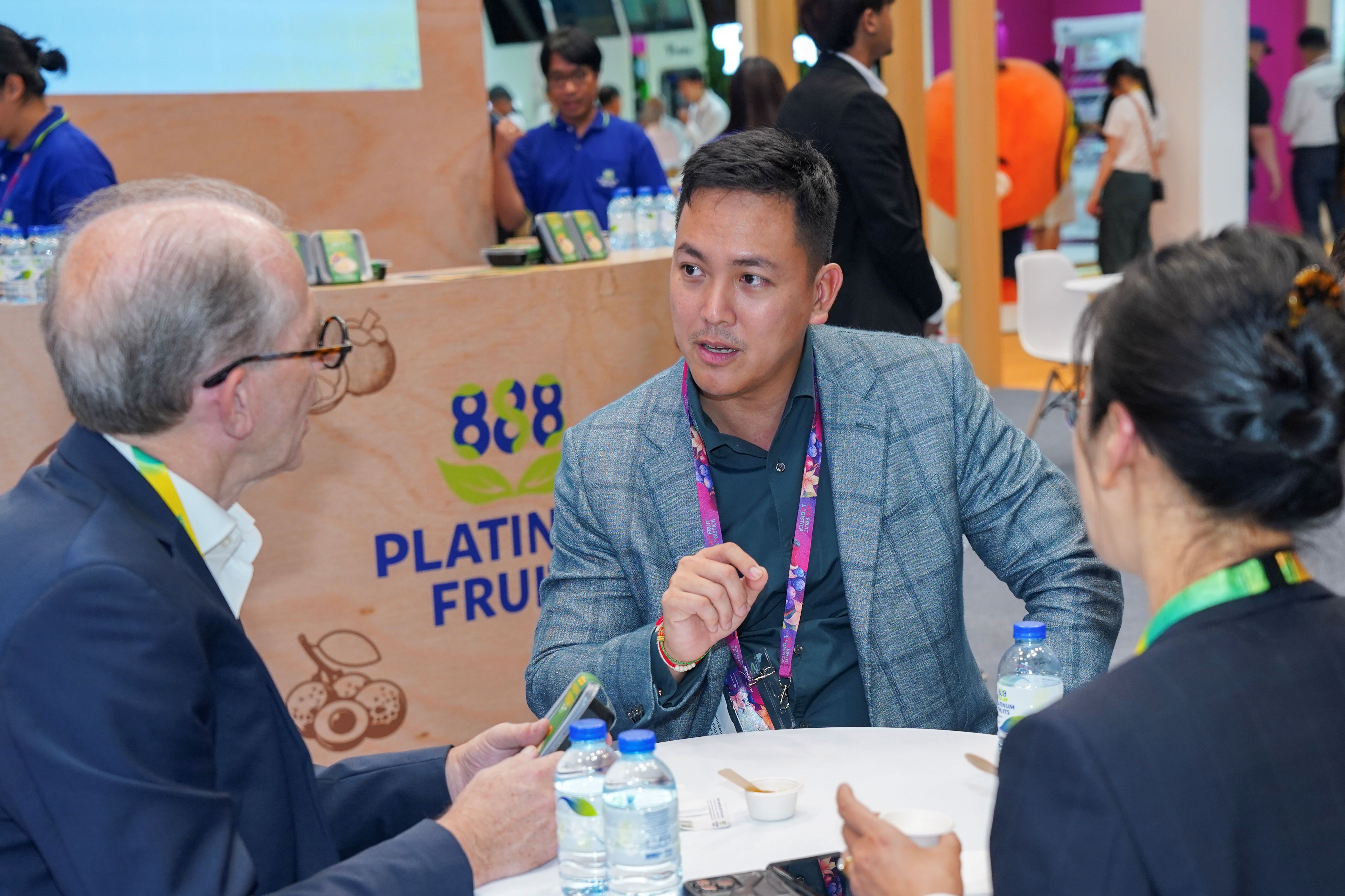 Mr.Natakrit Eamskul, CEO of Platinum Fruits Public Company Limited. Talks with visitors