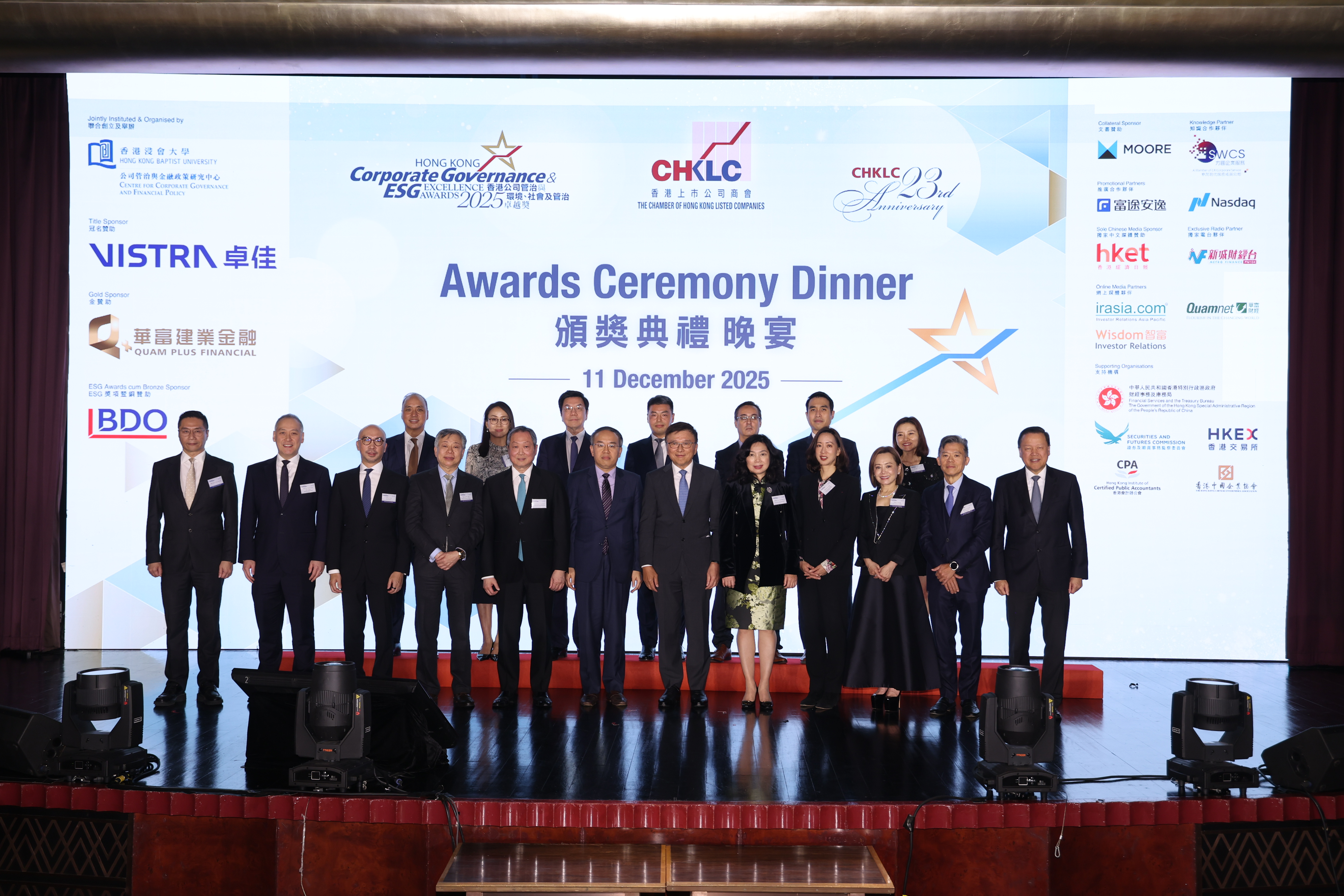 General Committee Members of The Chamber of Hong Kong Listed Companies and Chairman Professor KC Chan (centre), guests Secretary for Financial Services and the Treasury Mr Christopher Hui, GBS, JP (left 6)、Chairman of the Securities and Futures Commission, Dr Kelvin Wong Tin Yau, SBS, JP, celebrate with the winners.