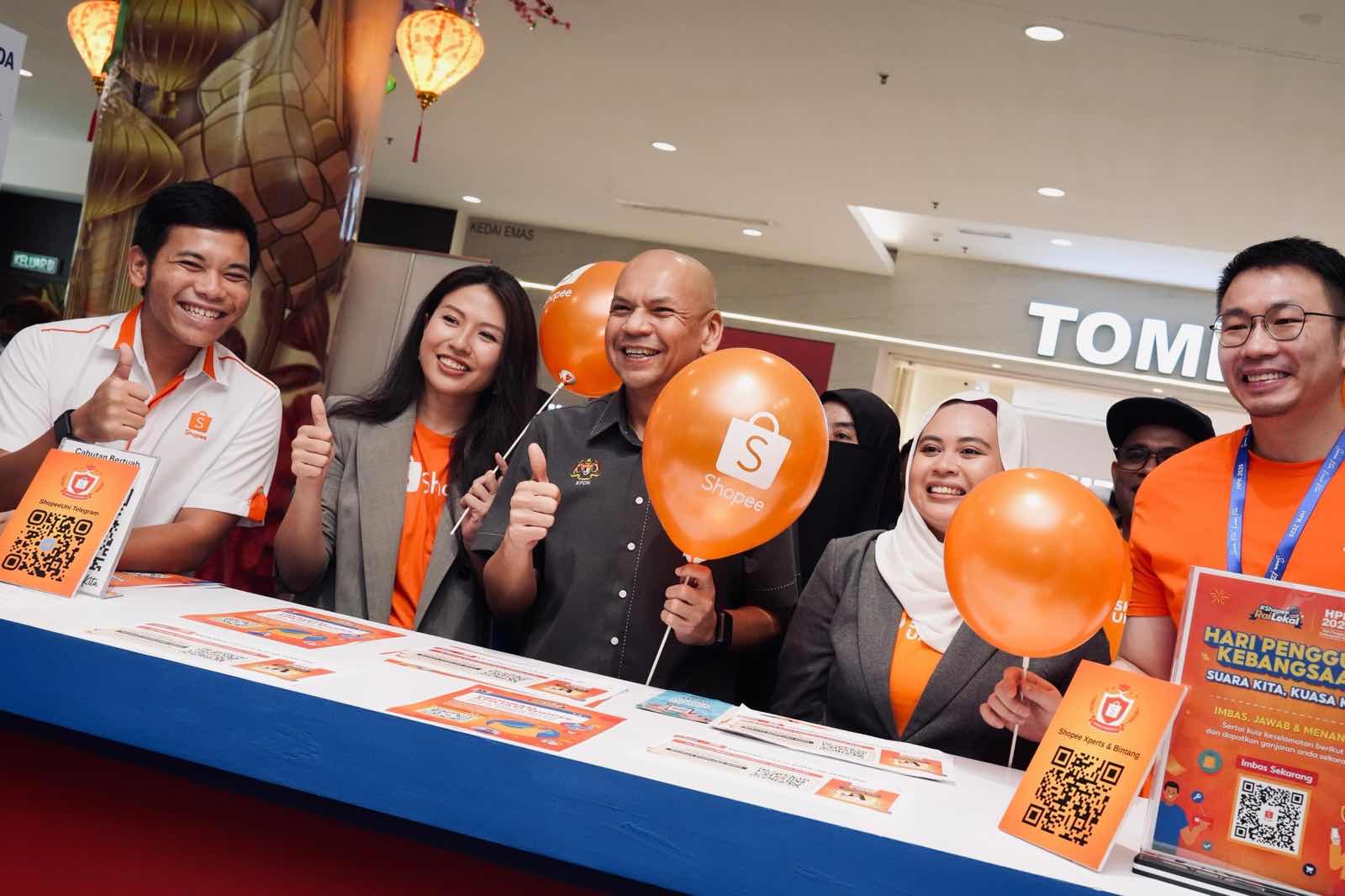 Third from the left: YB Datuk Armizan Mohd Ali, Minister of Domestic Trade and Cost of Living, visits the Shopee booth at Hari Pengguna Kebangsaan 2026