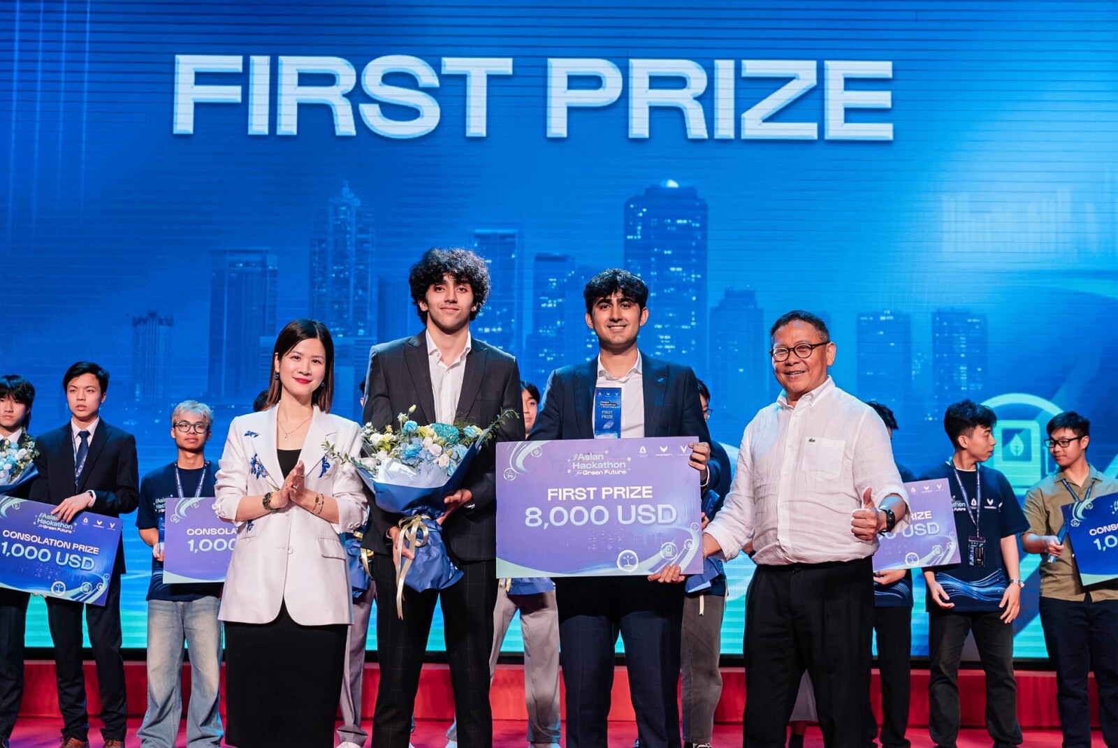 Prof. Duong Nguyen Vu, Chair of the Competition's Judging Panel, Vice Provost for Graduate Education at VinUniversity, and Chief Scientific Officer at VinUniversity's Center for AI Research (right), and Dr. Thai-Ha Le, Managing Director of the "For Green Future" Foundation, Vingroup, present the First Prize to Team Helios. Photo: Organizing Committee.